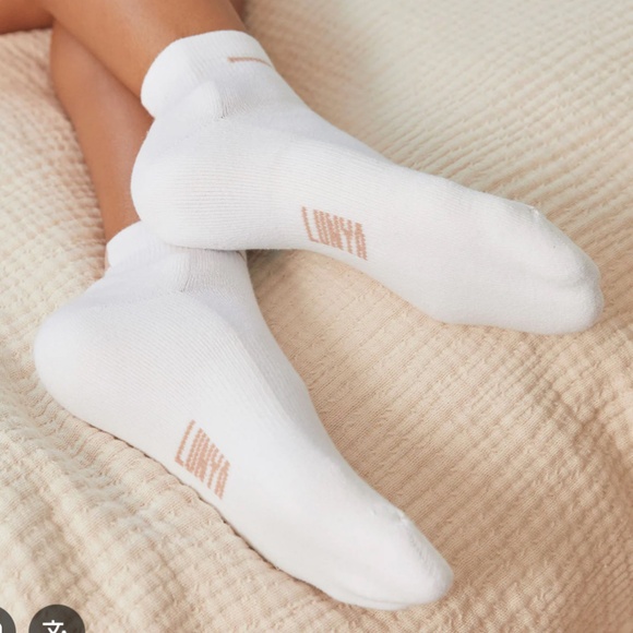 LUNYA NWOT Organic Cotton Socks 2-Pack Size M/L (8-10) - Picture 1 of 2